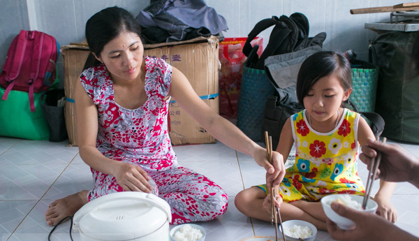 Công Vinh có cuộc sống giàu sang bên Thủy Tiên nhưng chị em ruột thì trái ngược &quot;một trời một vực&quot; thế này - Ảnh 6.