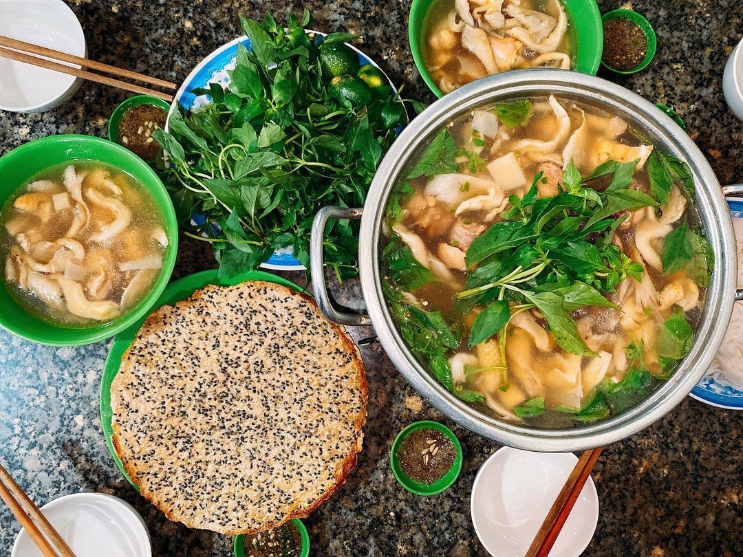 Lẩu gà lá é, món ngon "sốt" chợ mạng những ngày chớm đông, tiểu thương bán ngày 50 nồi lẩu - Ảnh 2. Lẩu gà lá é, món ngon "sốt" chợ mạng những ngày chớm đông, tiểu thương bán ngày 50 nồi lẩu - Ảnh 2.
