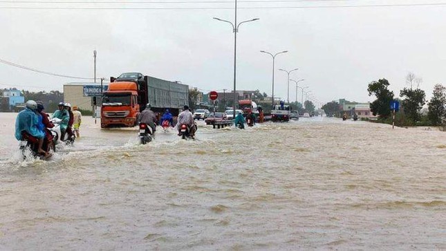 Mưa lớn kéo dài, hàng nghìn ngôi nhà tại Quảng Nam – Quảng Ngãi ngập sâu trong nước - Ảnh 2.