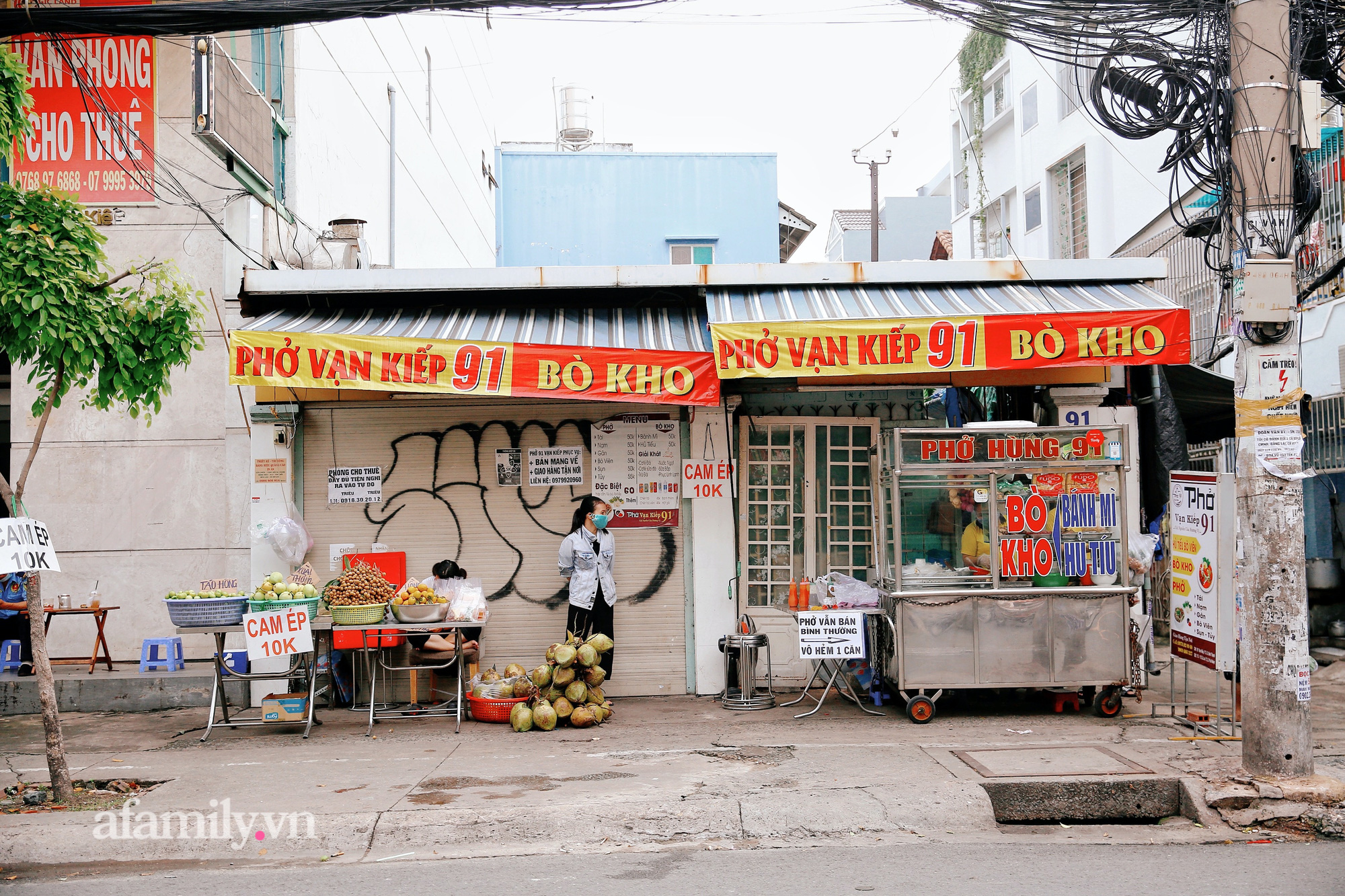 Dạo một vòng Sài Gòn ngày 25/10, dịch vụ ăn uống tại chỗ mở cửa với 6 tiêu chí mới khiến nhiều chủ quán phấn khởi  - Ảnh 6.