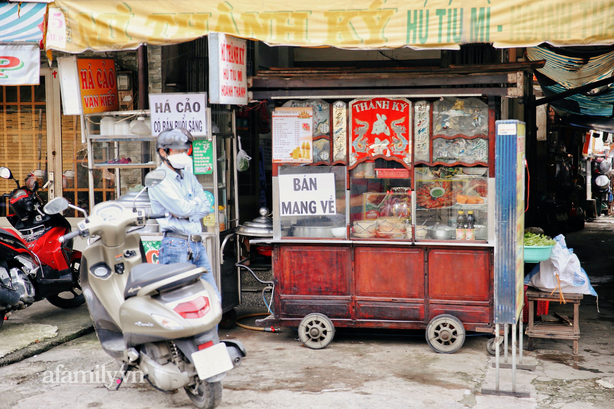 Dạo một vòng Sài Gòn ngày 25/10, dịch vụ ăn uống tại chỗ mở cửa với 6 tiêu chí mới khiến nhiều chủ quán phấn khởi  - Ảnh 4.