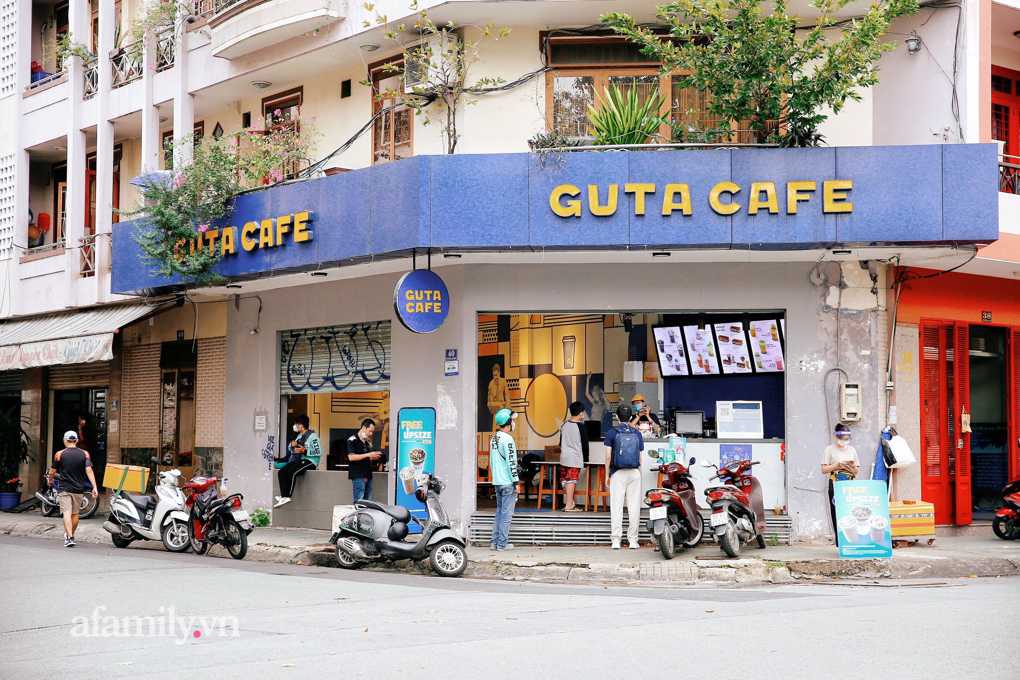 Dạo một vòng Sài Gòn ngày 25/10, dịch vụ ăn uống tại chỗ mở cửa với 6 tiêu chí mới khiến nhiều chủ quán phấn khởi  - Ảnh 2.