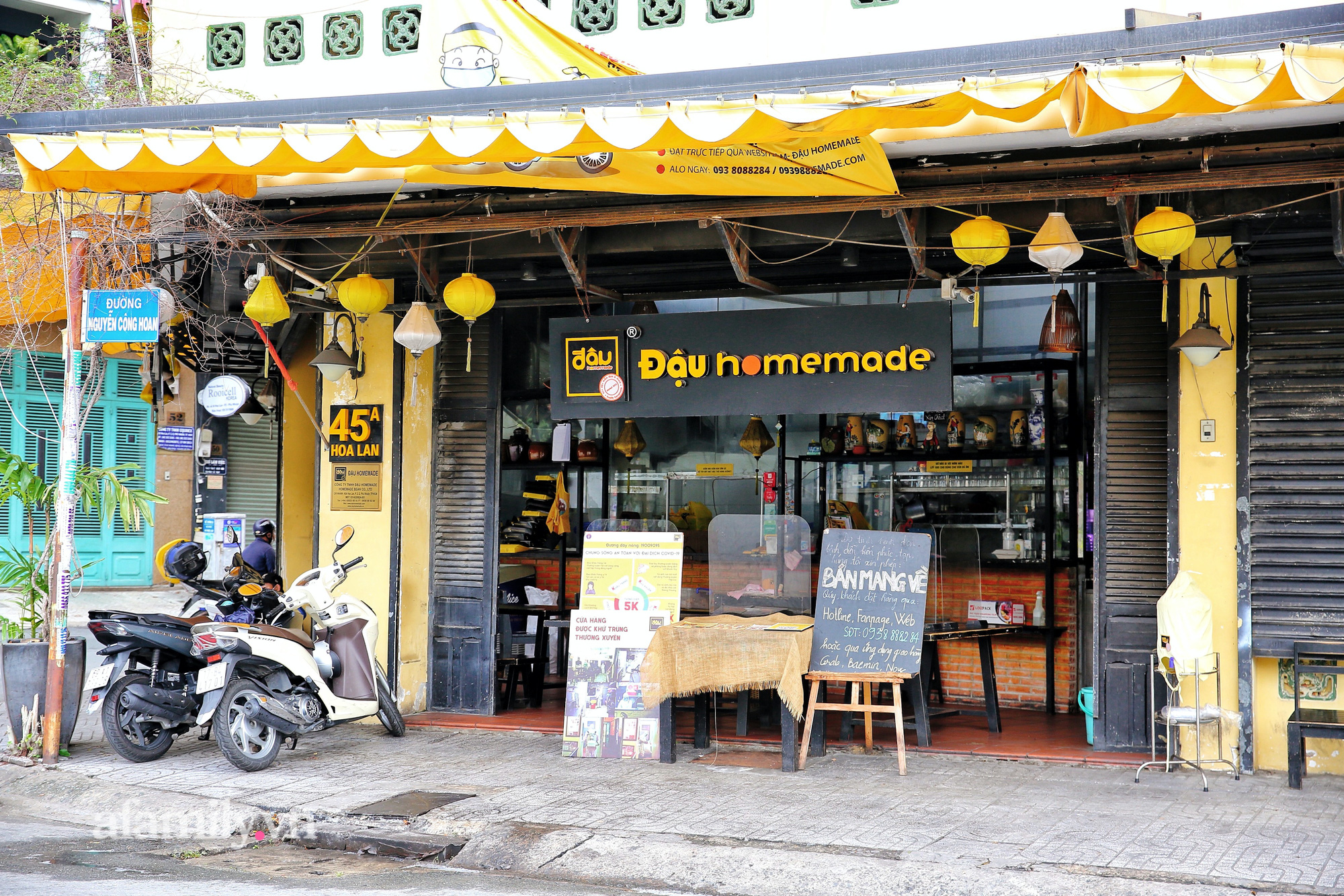 Dạo một vòng Sài Gòn ngày 25/10, dịch vụ ăn uống tại chỗ mở cửa với 6 tiêu chí mới khiến nhiều chủ quán phấn khởi  - Ảnh 3.