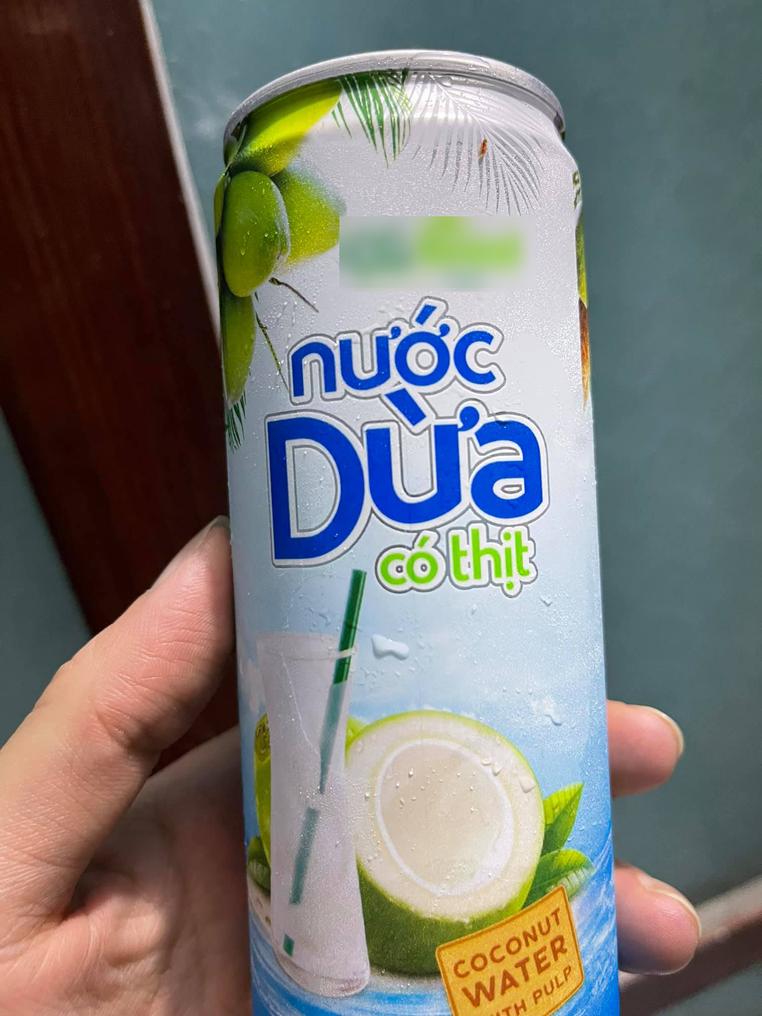 Đang uống nước dừa, thanh niên bỗng xoắn cả não chỉ vì 1 dòng chữ nhà sản xuất ghi trên vỏ lon - Ảnh 1. Đang uống nước dừa, thanh niên bỗng xoắn cả não chỉ vì 1 dòng chữ nhà sản xuất ghi trên vỏ lon - Ảnh 1.