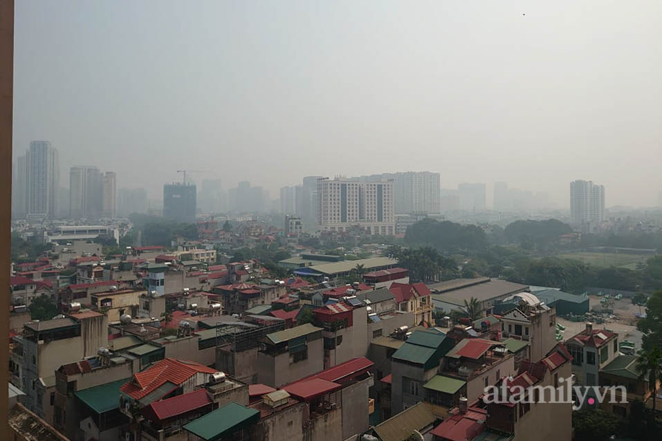 Hà Nội sang Thu, bầu trời vẫn "mịt mù" dù đã gần trưa - Ảnh 2. Hà Nội sang Thu, bầu trời vẫn "mịt mù" dù đã gần trưa - Ảnh 2.