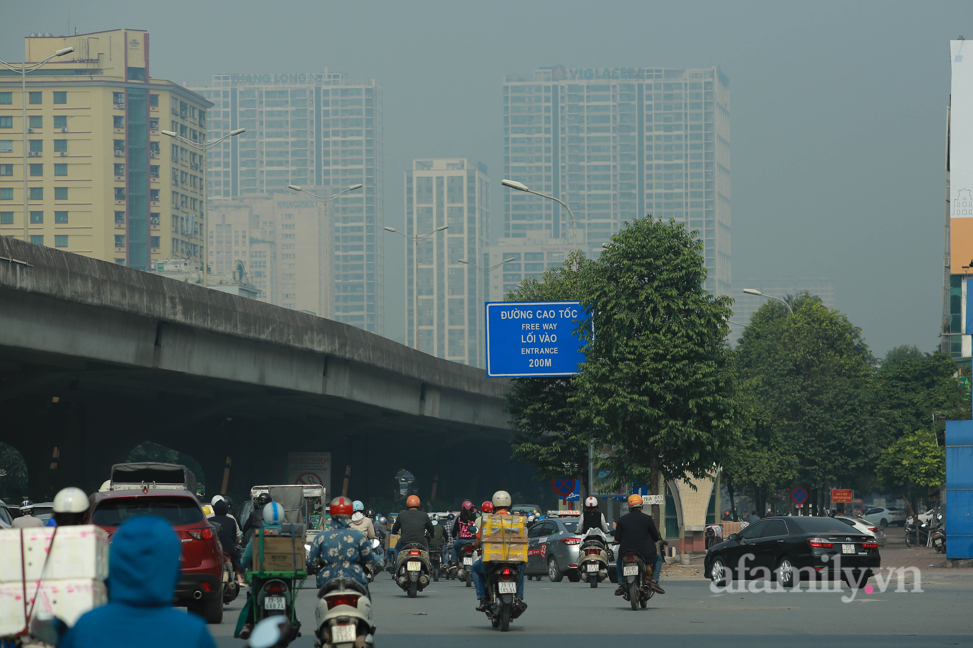 Hà Nội sang Thu, bầu trời vẫn "mịt mù" dù đã gần trưa - Ảnh 4. Hà Nội sang Thu, bầu trời vẫn "mịt mù" dù đã gần trưa - Ảnh 4.