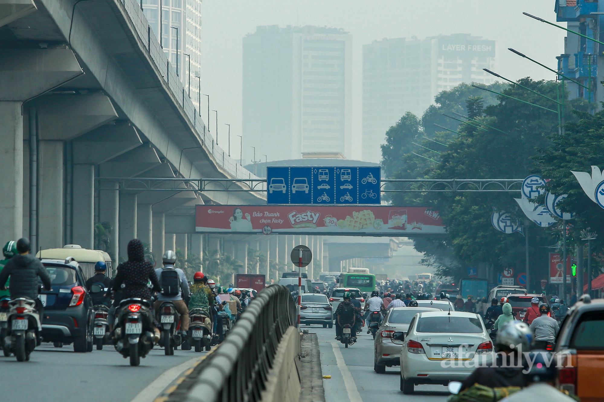Hà Nội sang Thu, bầu trời vẫn "mịt mù" dù đã gần trưa - Ảnh 3. Hà Nội sang Thu, bầu trời vẫn "mịt mù" dù đã gần trưa - Ảnh 3.