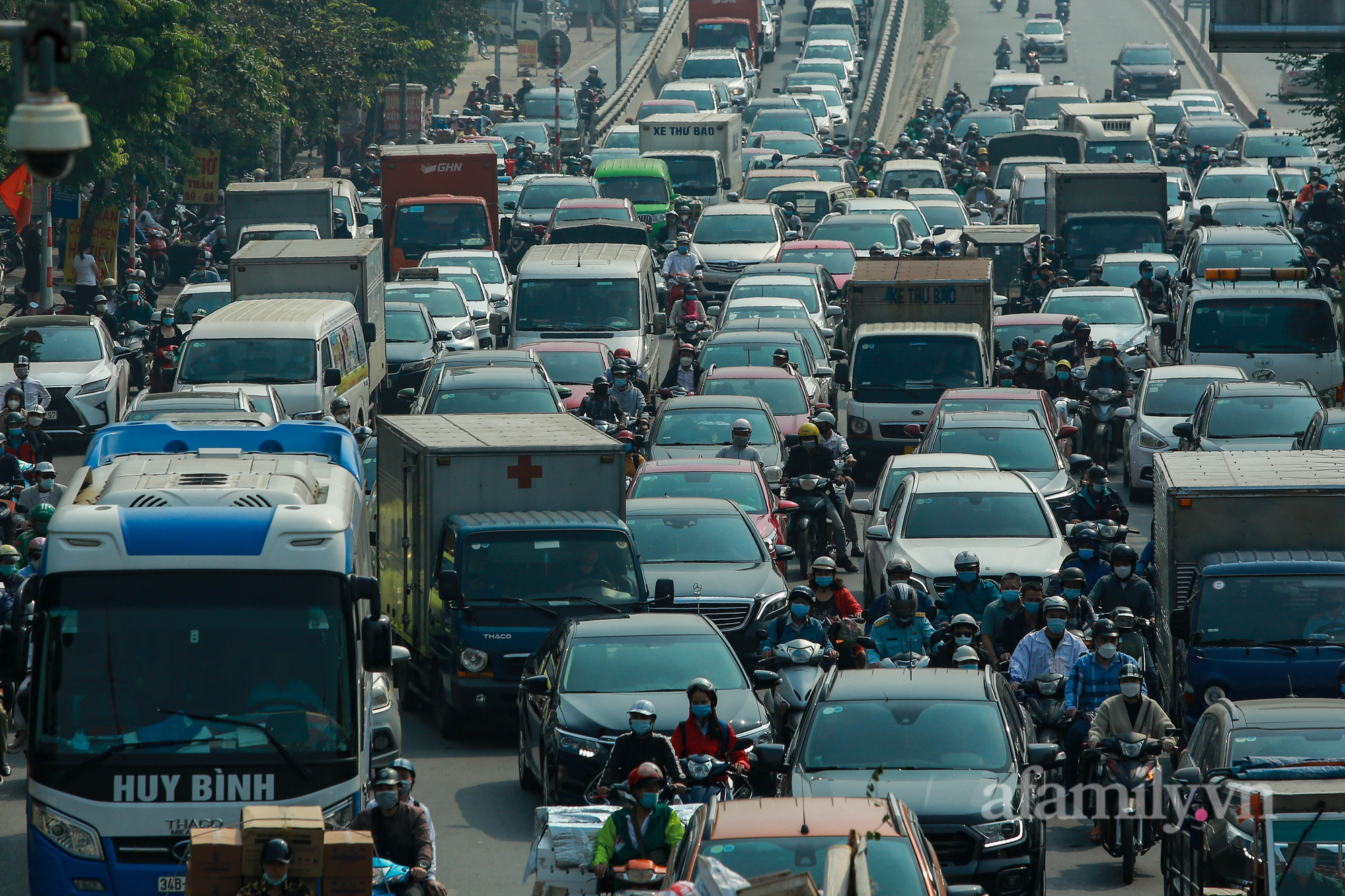 Hà Nội sang Thu, bầu trời vẫn "mịt mù" dù đã gần trưa - Ảnh 9. Hà Nội sang Thu, bầu trời vẫn "mịt mù" dù đã gần trưa - Ảnh 9.