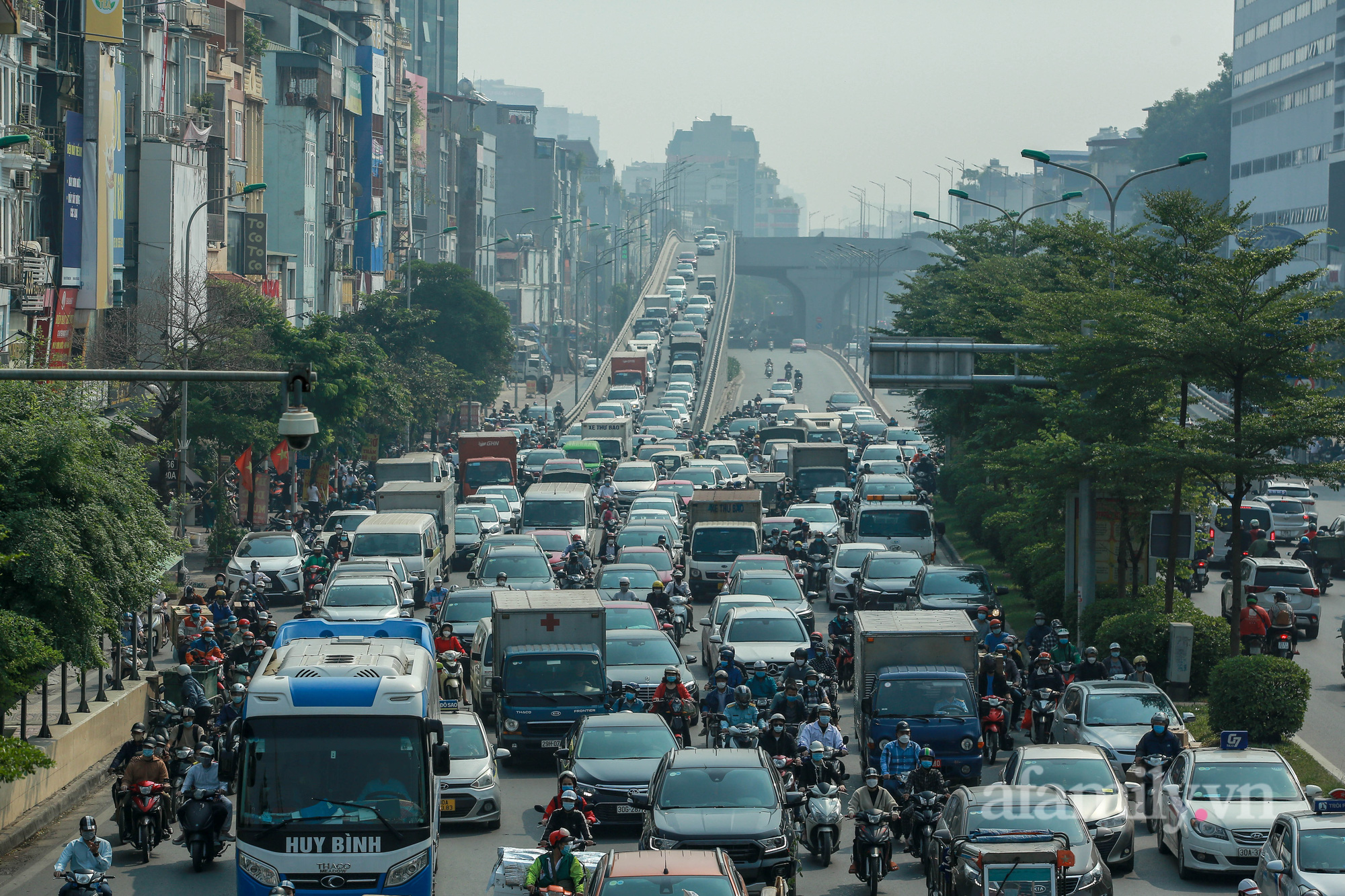Hà Nội sang Thu, bầu trời vẫn "mịt mù" dù đã gần trưa - Ảnh 10. Hà Nội sang Thu, bầu trời vẫn "mịt mù" dù đã gần trưa - Ảnh 10.