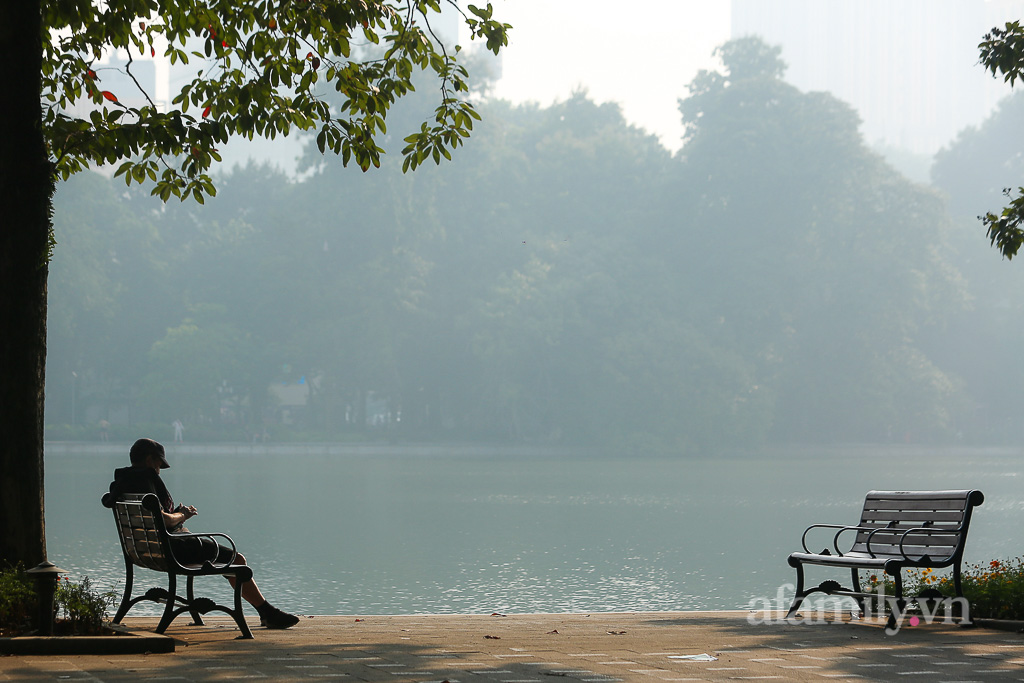 Hà Nội sang Thu, bầu trời vẫn "mịt mù" dù đã gần trưa - Ảnh 8. Hà Nội sang Thu, bầu trời vẫn "mịt mù" dù đã gần trưa - Ảnh 8.
