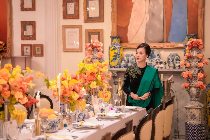 Lạ lùng những sao Việt mê gốm sứ thi nhau sưu tầm những món đồ có hoa văn "bàn thờ": Là xu hướng nhất thời hay thể hiện đẳng cấp? - Ảnh 12. Lạ lùng những sao Việt mê gốm sứ thi nhau sưu tầm những món đồ có hoa văn "bàn thờ": Là xu hướng nhất thời hay thể hiện đẳng cấp? - Ảnh 12.