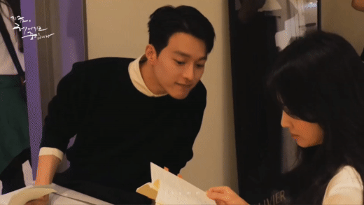 Lộ hậu trường Song Hye Kyo bị tình trẻ kém 12 tuổi nhìn trộm, đọc kịch bản mà cắn môi tình tứ - Ảnh 3.