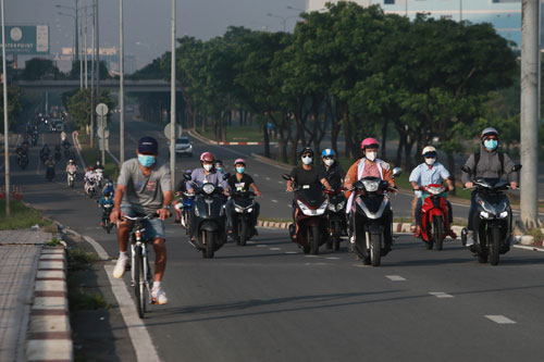 NÓNG: Đang tháo dỡ toàn bộ chốt, trạm kiểm soát ở cửa ngõ ra vào TP HCM - Ảnh 4.