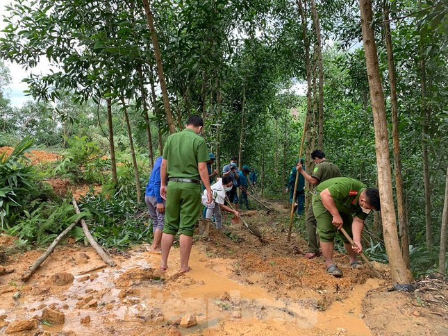 Sạt lở núi ở Quảng Ngãi khiến hàng nghìn người dân bị cô lập - Ảnh 12.