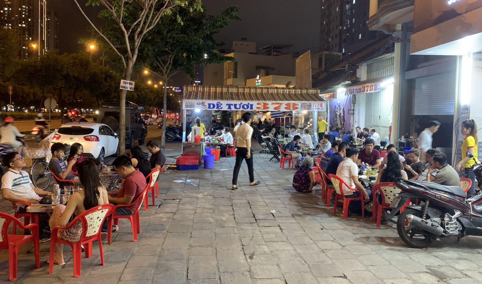TP Hồ Chí Minh: Cho phép hàng ăn, uống được phục vụ tại chỗ từ ngày 28/10 - Ảnh 1.