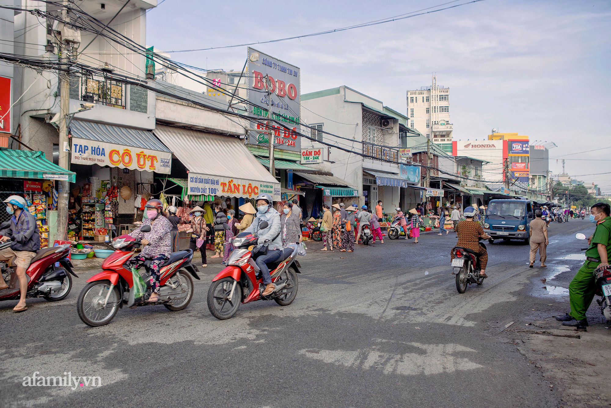 Trở lại cuộc sống &quot;bình thường mới&quot;, nhìn cảnh người mua kẻ bán tập nập trên các con phố ở Cần Thơ mà thấy &quot;rung rinh&quot; - Ảnh 5.