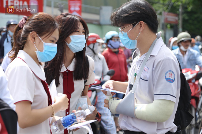 KHẨN: 2 địa phương cho học sinh nghỉ học vì xuất hiện nhiều F0, có cả học sinh - Ảnh 1.