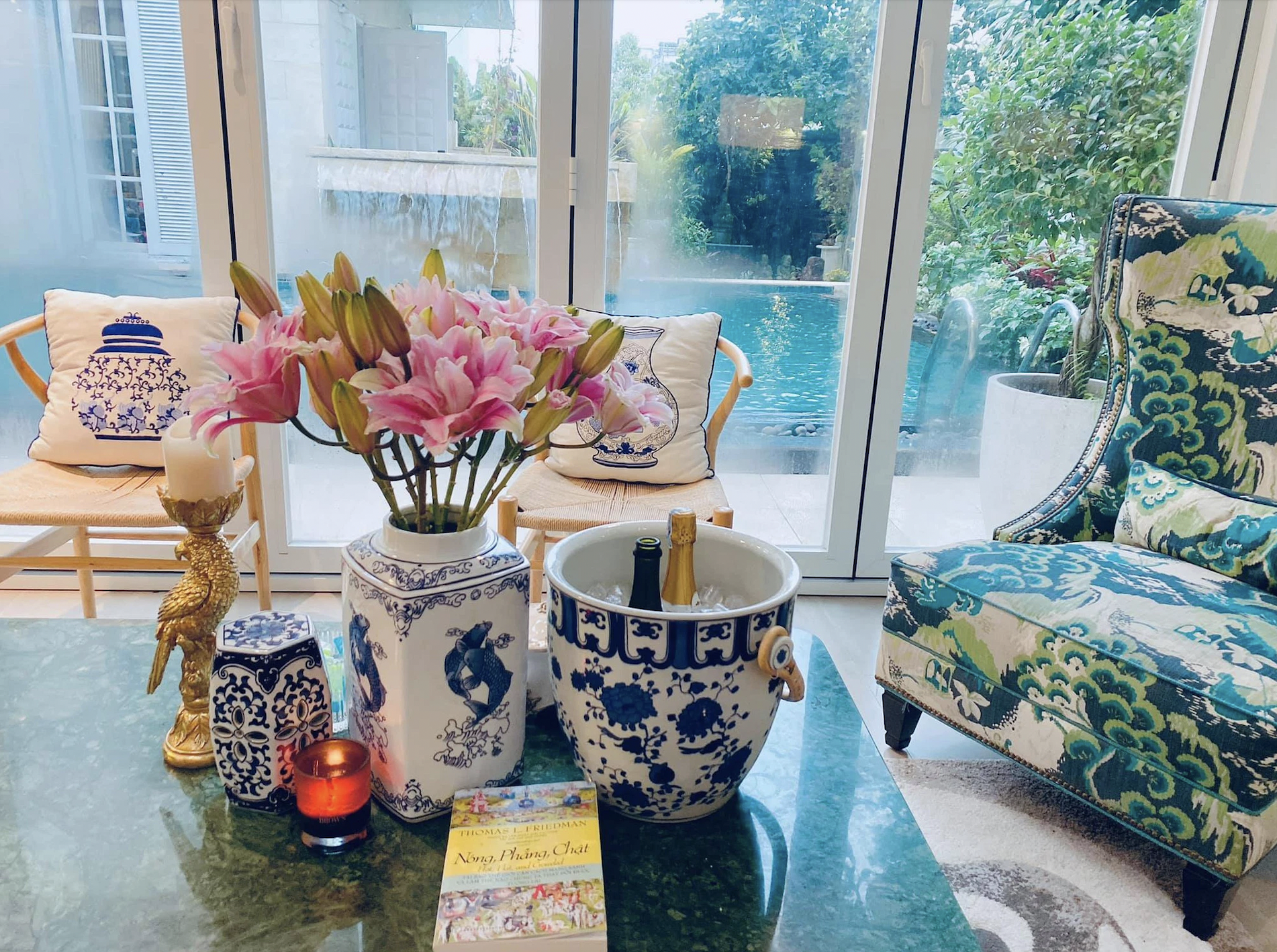 Lạ lùng những sao Việt mê gốm sứ thi nhau sưu tầm những món đồ có hoa văn "bàn thờ": Là xu hướng nhất thời hay sự đẳng cấp? - Ảnh 4. Lạ lùng những sao Việt mê gốm sứ thi nhau sưu tầm những món đồ có hoa văn "bàn thờ": Là xu hướng nhất thời hay sự đẳng cấp? - Ảnh 4.