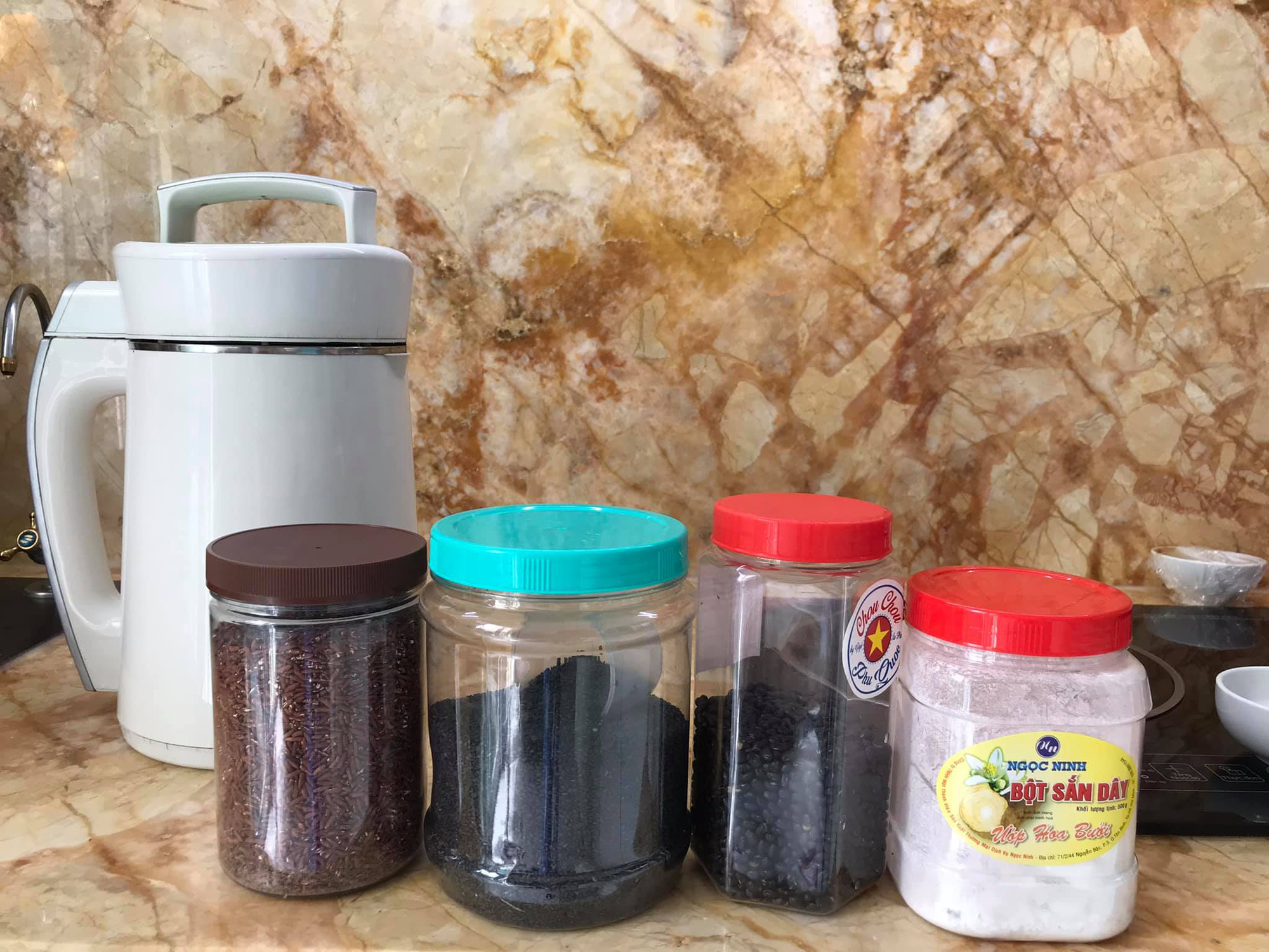 Mái tóc đen bóng không một sợi bạc ở tuổi U60: Hơn một thập kỷ dưỡng tóc với "thần dược" tự nhiên mua ngay ngoài chợ - Ảnh 7.