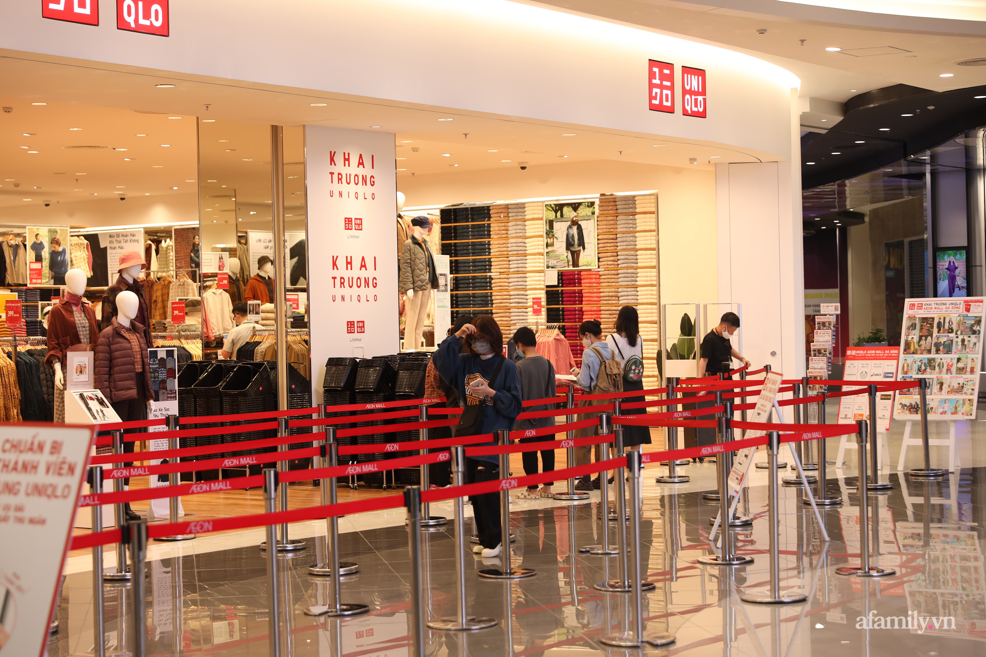 Cận cảnh cửa hàng thứ 9 của Uniqlo tại Hà Nội vừa chính thức khai trương  hội chị em mua sắm vẫn nặng tay sau thời gian nghỉ dịch