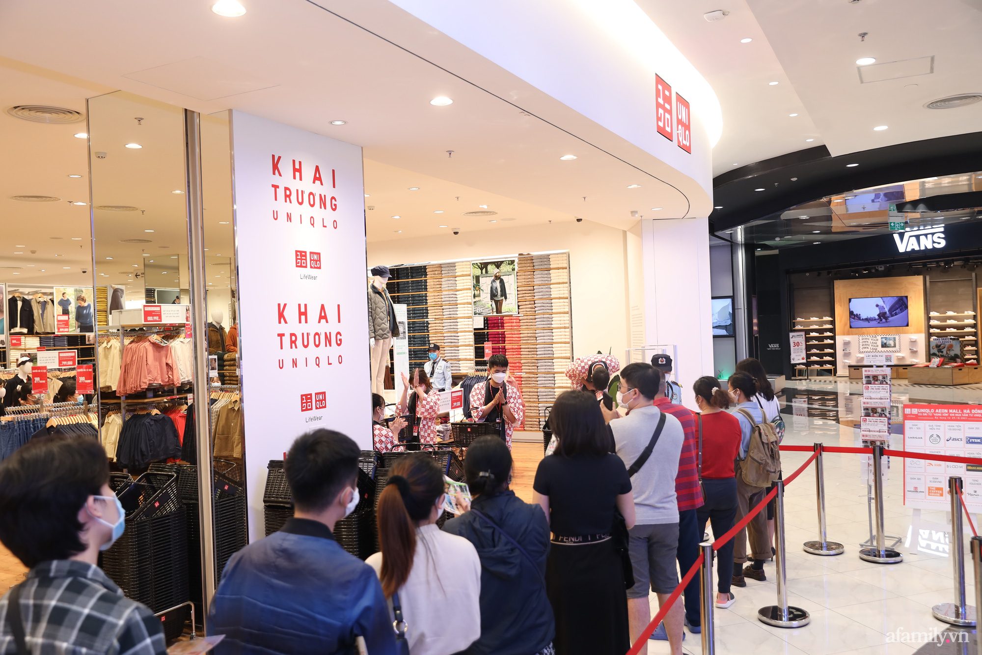 63 UNIQLO chính thức khai trương cửa hàng đầu tiên tại Hà Nội  Lịch Sự  kiện