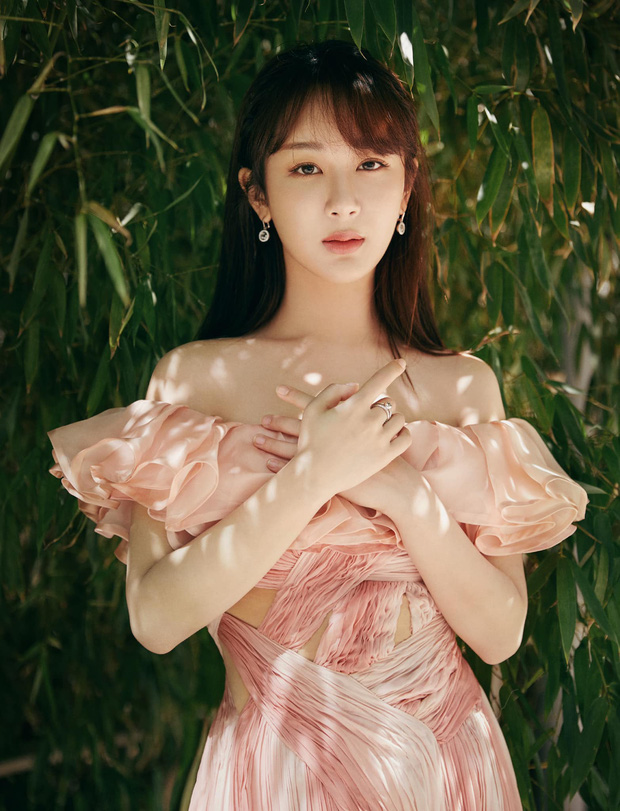 Tìm ra 1 ngôi sao nước ngoài dìm đồ NTK Công Trí... sặc nước, nhìn ảnh studio - bị chụp vội mới hoảng - Ảnh 1. Tìm ra 1 ngôi sao nước ngoài dìm đồ NTK Công Trí... sặc nước, nhìn ảnh studio - bị chụp vội mới hoảng - Ảnh 1.