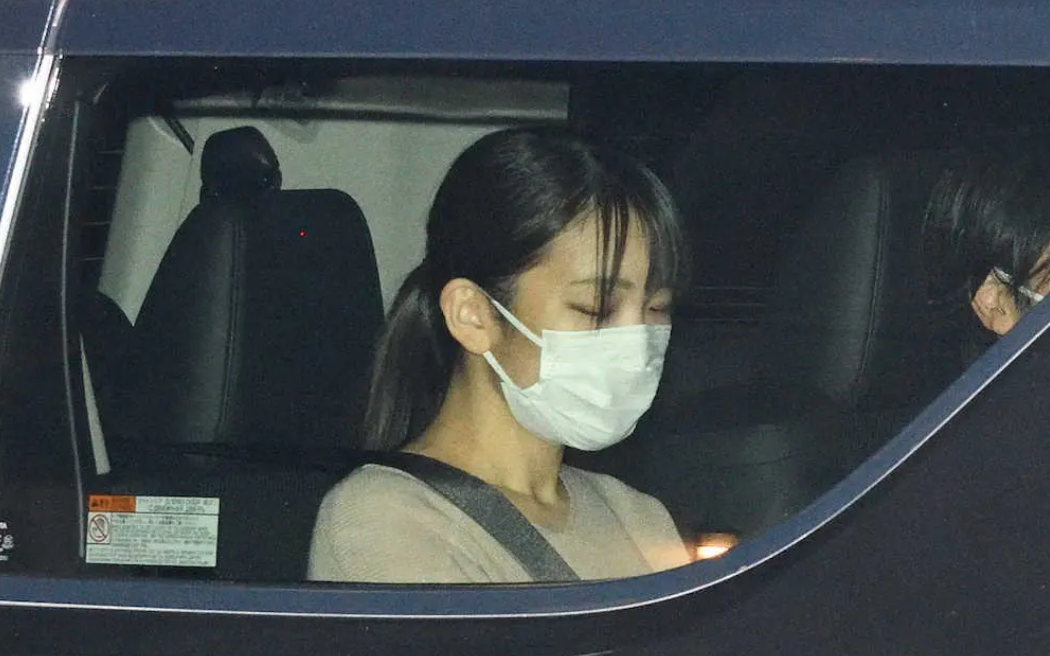 Cựu Công chúa Nhật xuất hiện tại bệnh viện với vẻ ngoài tiều tụy và lời cầu khẩn cấp thiết từ hoàng gia