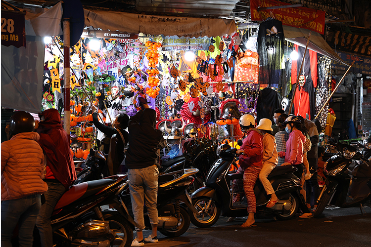 Đồ chơi 'ma quỷ' kinh dị tràn ngập phố Hàng Mã dịp Halloween - Ảnh 1.