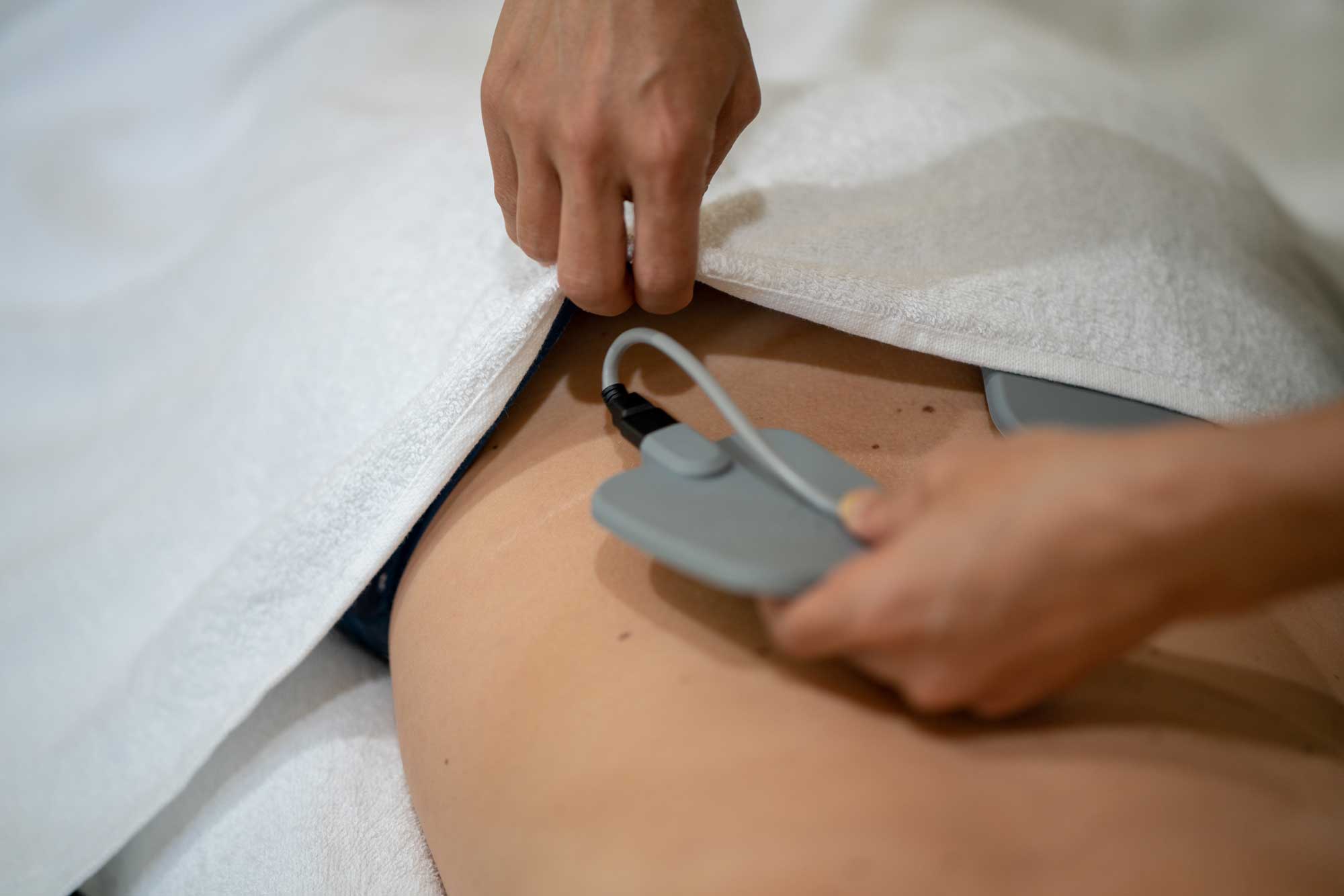 Phương ph&aacute;p trị liệu đang xuất hiện tr&ecirc;n Tiktok khiến nh&acirc;n vi&ecirc;n &ocirc;m mặt nhăn nh&oacute;, chỉ chực kh&oacute;c &ograve;a khi thực hiện cho kh&aacute;ch h&agrave;ng c&oacute; thực sự đ&aacute;ng sợ? - Ảnh 3.