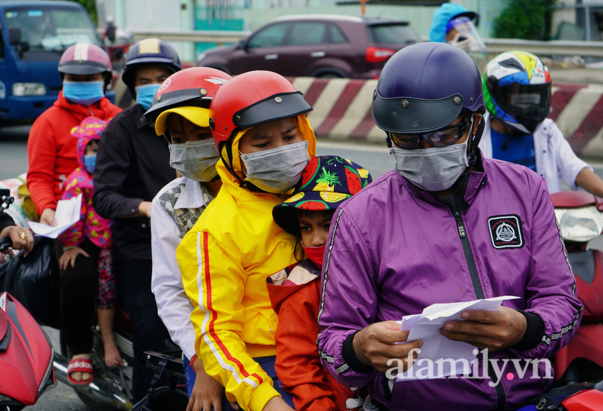 Giữa vạn người tránh dịch: Gần 400km của người mẹ chạy xe máy địu con về quê vì &quot;đói lắm rồi&quot; - Ảnh 9.