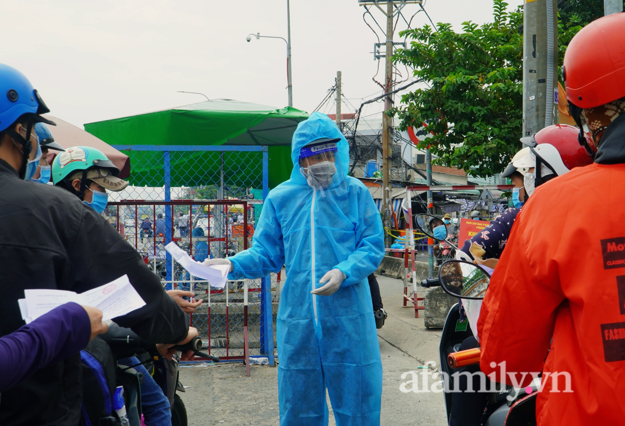 Giữa vạn người tránh dịch: Gần 400km của người mẹ chạy xe máy địu con về quê vì &quot;đói lắm rồi&quot; - Ảnh 1.