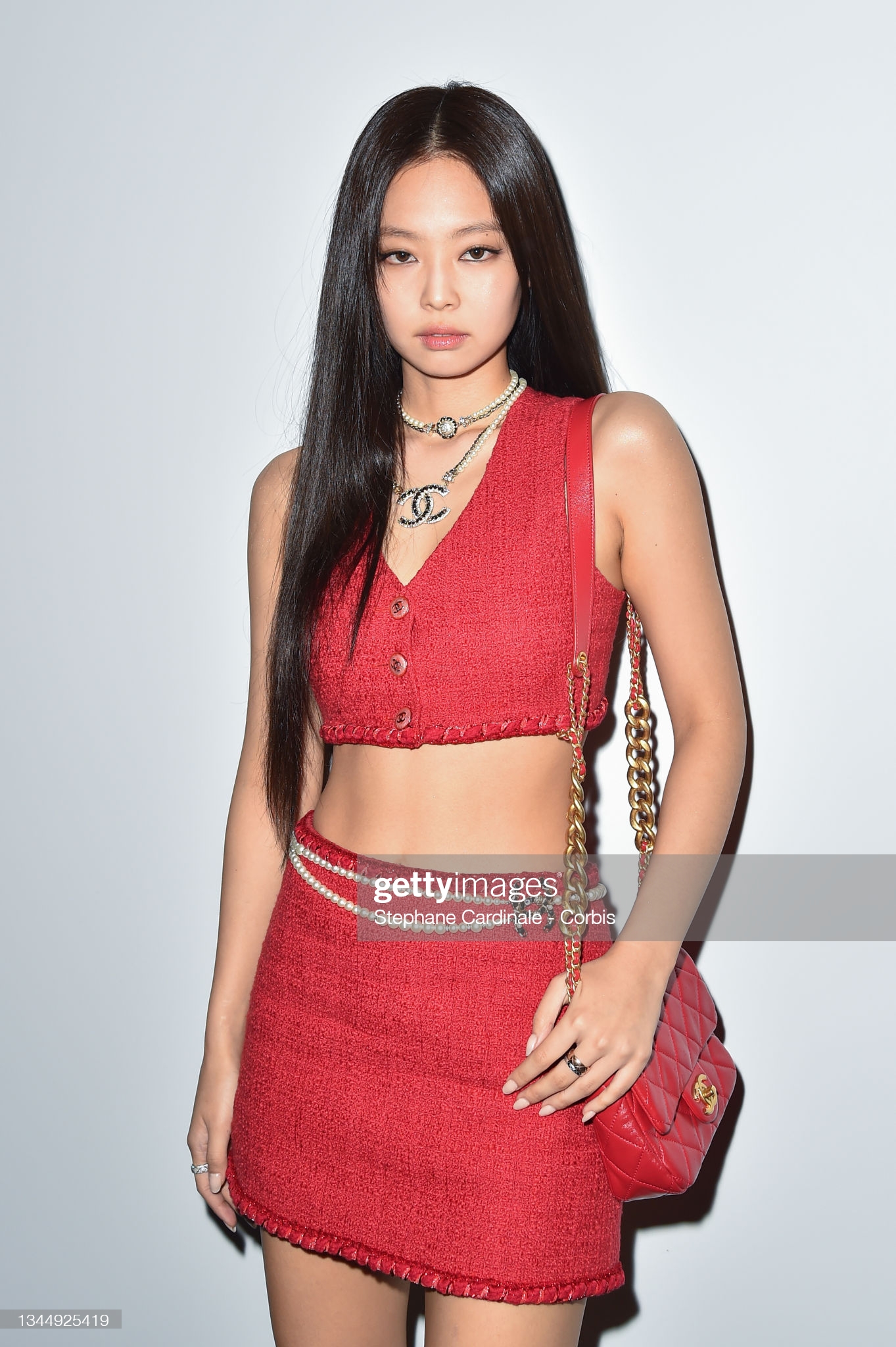 Jennie chiếm spotlight với bộ cánh đỏ choét, vòng 1 căng tràn dự show Chanel - Ảnh 2.