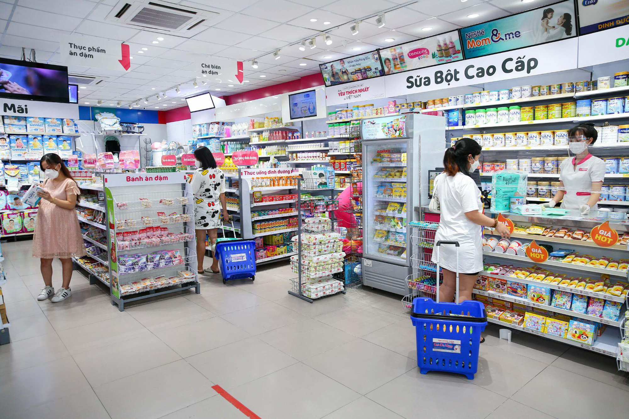 Ngay khi Sài Gòn được nới lỏng giãn cách, nhiều mẹ bầu hồ hởi vì được trực tiếp đi lựa và sắm đồ cho con - Ảnh 2.