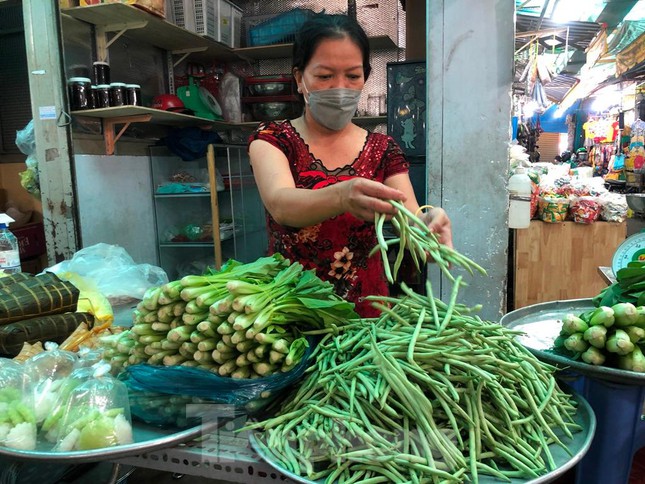 Nhiều chợ ở TPHCM vừa mở lại, thực phẩm giảm giá không ngờ - Ảnh 1.