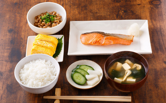 Khi cơm chín, người Nhật không ăn ngay mà thường làm thêm 1 bước &quot;đặc biệt&quot; này, đơn giản nhưng giúp họ giảm cân và phòng ngừa tiểu đường hiệu quả - Ảnh 1.