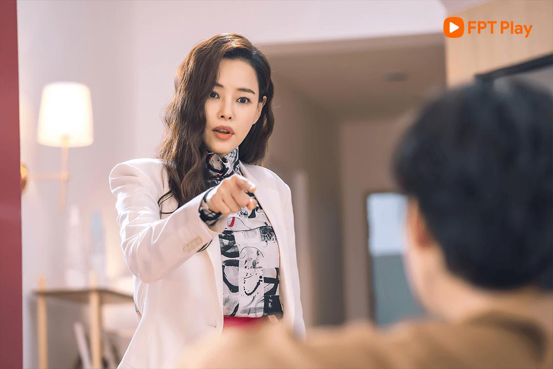Phim Nữ Thanh Tra Tài Ba: Sau chuỗi drama bất tận, Honey Lee trở mình khiến liên minh mẹ chồng - chị dâu lục đục - Ảnh 4. Phim Nữ Thanh Tra Tài Ba: Sau chuỗi drama bất tận, Honey Lee trở mình khiến liên minh mẹ chồng - chị dâu lục đục - Ảnh 4.