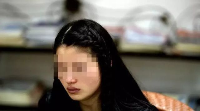 10 năm địa ngục của người phụ nữ bị chồng ép "bán thân" trực tuyến: Bị xích vào bàn 15 tiếng, kiếm không đủ 17 triệu/ngày sẽ bị đánh - Ảnh 3.