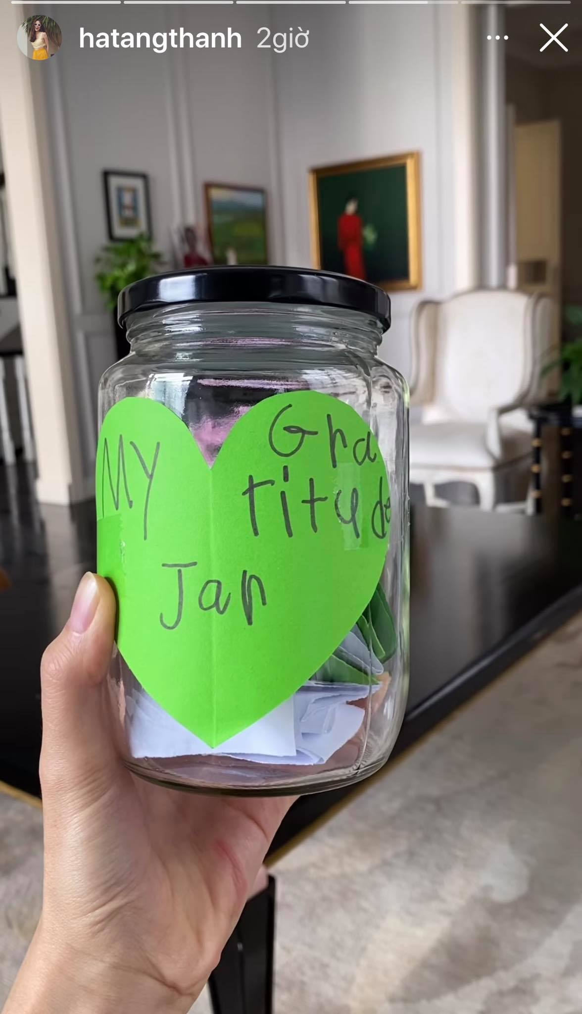 Hà Tăng khoe "chiếc lọ biết ơn" của các con, đọc từng dòng bé viết ai cũng khen ngọc nữ dạy con quá khéo - Ảnh 1. Hà Tăng khoe "chiếc lọ biết ơn" của các con, đọc từng dòng bé viết ai cũng khen ngọc nữ dạy con quá khéo - Ảnh 1.