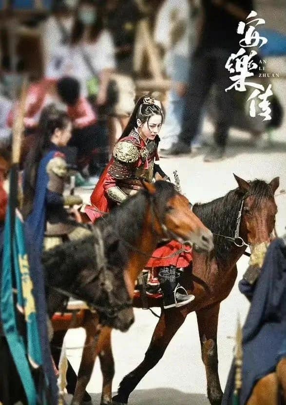Lộ ảnh Địch Lệ Nhiệt Ba làm nữ tướng cực đẹp, netizen khen xinh hơn Trường Ca Hành nhiều  - Ảnh 1.