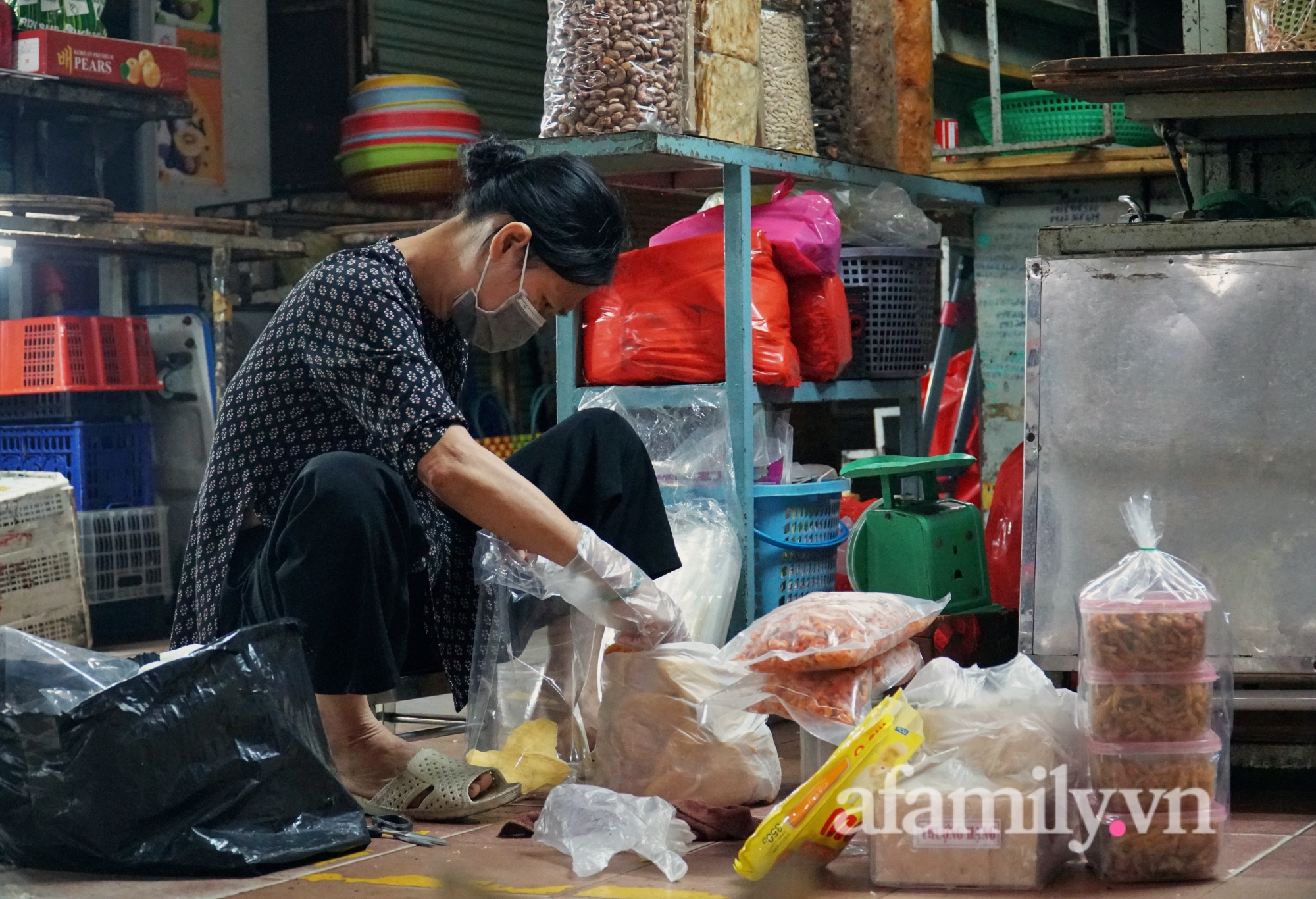 Tiểu thương vui mừng khi chợ truyền thống ở TP.HCM được mở lại - Ảnh 3.