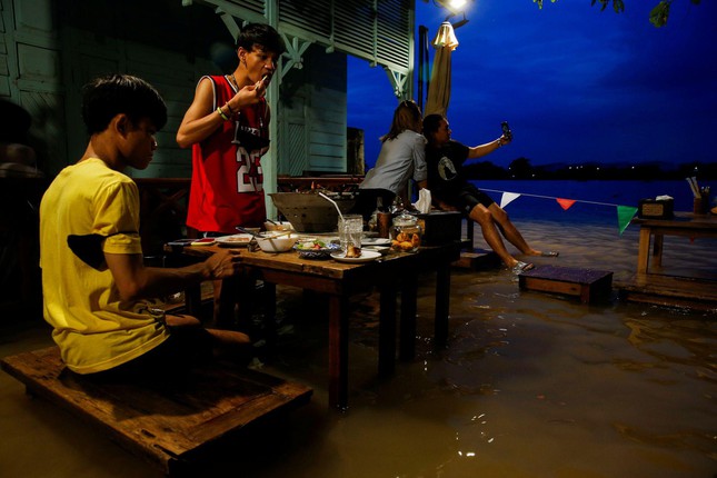 Thái Lan: Khách hàng ngồi 'nhậu' giữa biển nước, vừa ăn vừa tránh sóng - Ảnh 2.