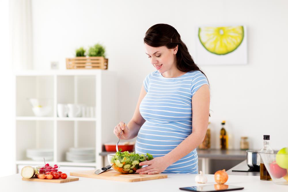 Vi chất dinh dưỡng cho phụ nữ mang thai: Mẹ bầu đã biết cách bổ sung sao cho đúng và đủ? - Ảnh 1.