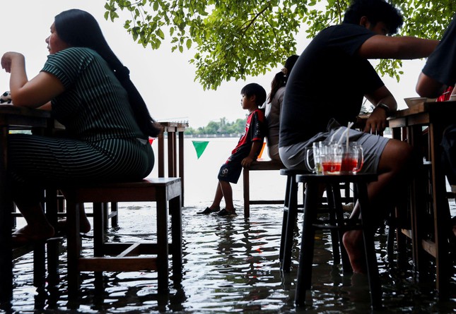 Thái Lan: Khách hàng ngồi 'nhậu' giữa biển nước, vừa ăn vừa tránh sóng - Ảnh 3.