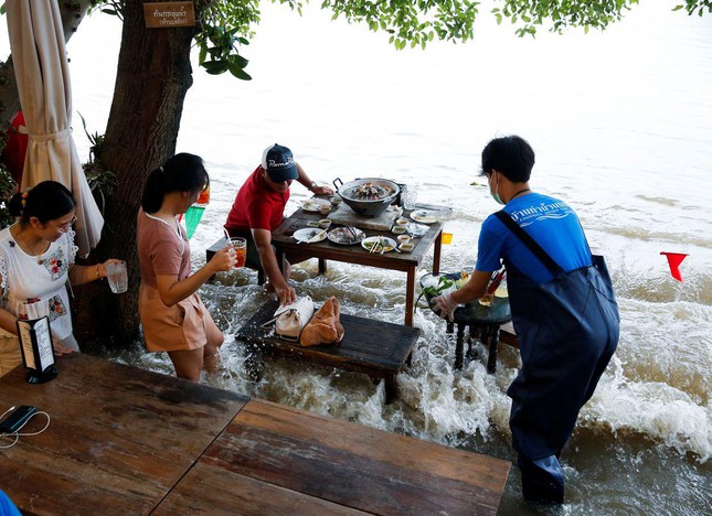 Thái Lan: Khách hàng ngồi 'nhậu' giữa biển nước, vừa ăn vừa tránh sóng - Ảnh 4.