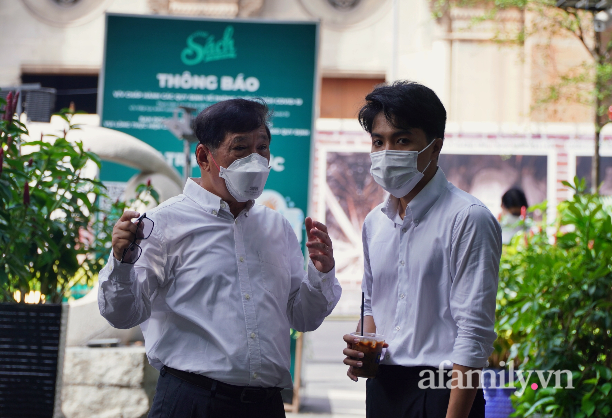 Người dân TP.HCM háo hức tới tham quan Đường sách sau hơn 4 tháng giãn cách: &quot;Cảm thấy cuộc sống đang dần bình thường trở lại&quot; - Ảnh 6.