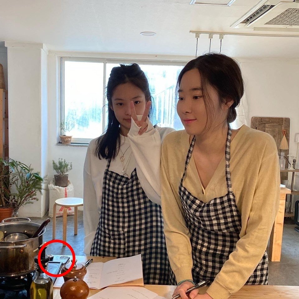 Idol làm đại sứ của hãng này mà trót vui tay dùng đồ hãng khác: Xử lý thế nào cho ngầu đét? - Ảnh 4. Idol làm đại sứ của hãng này mà trót vui tay dùng đồ hãng khác: Xử lý thế nào cho ngầu đét? - Ảnh 4.