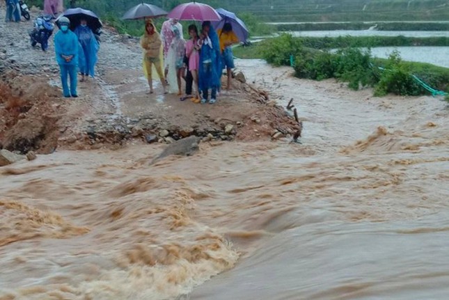 Mưa lớn làm gãy cầu ở Quảng Ngãi, 500 hộ dân bị cô lập - Ảnh 1.