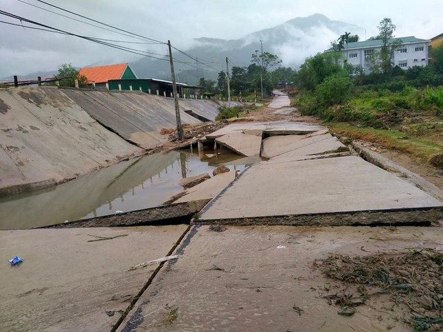 Mưa lớn làm gãy cầu ở Quảng Ngãi, 500 hộ dân bị cô lập - Ảnh 3.