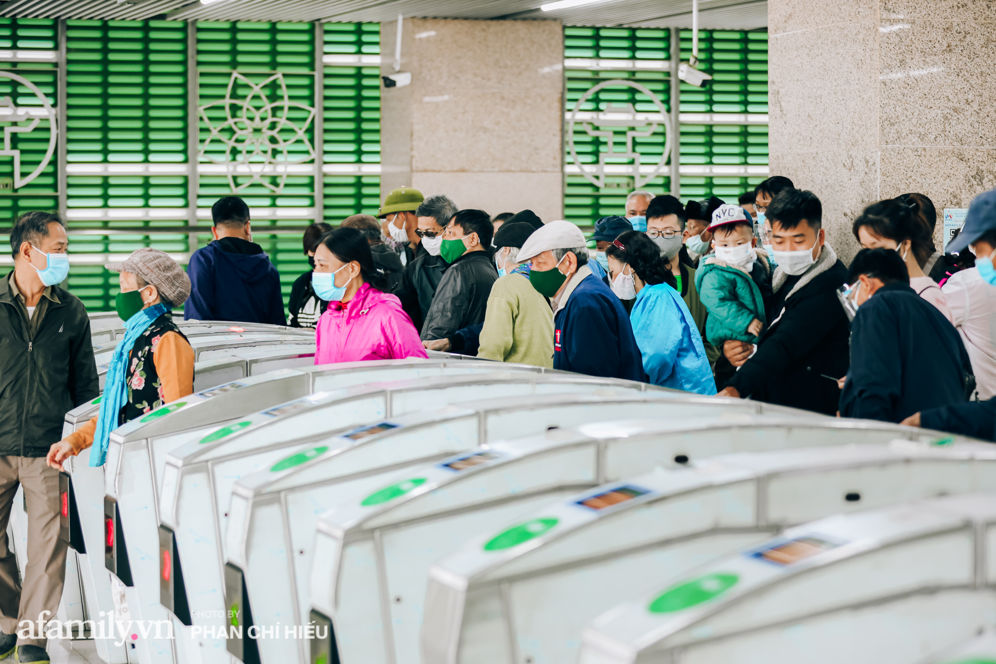 Tàu điện Cát Linh - Hà Đông hoạt động cũng là lúc người dân Hà Nội hành xử văn minh hơn khi tham gia phương tiện công cộng - Ảnh 5.