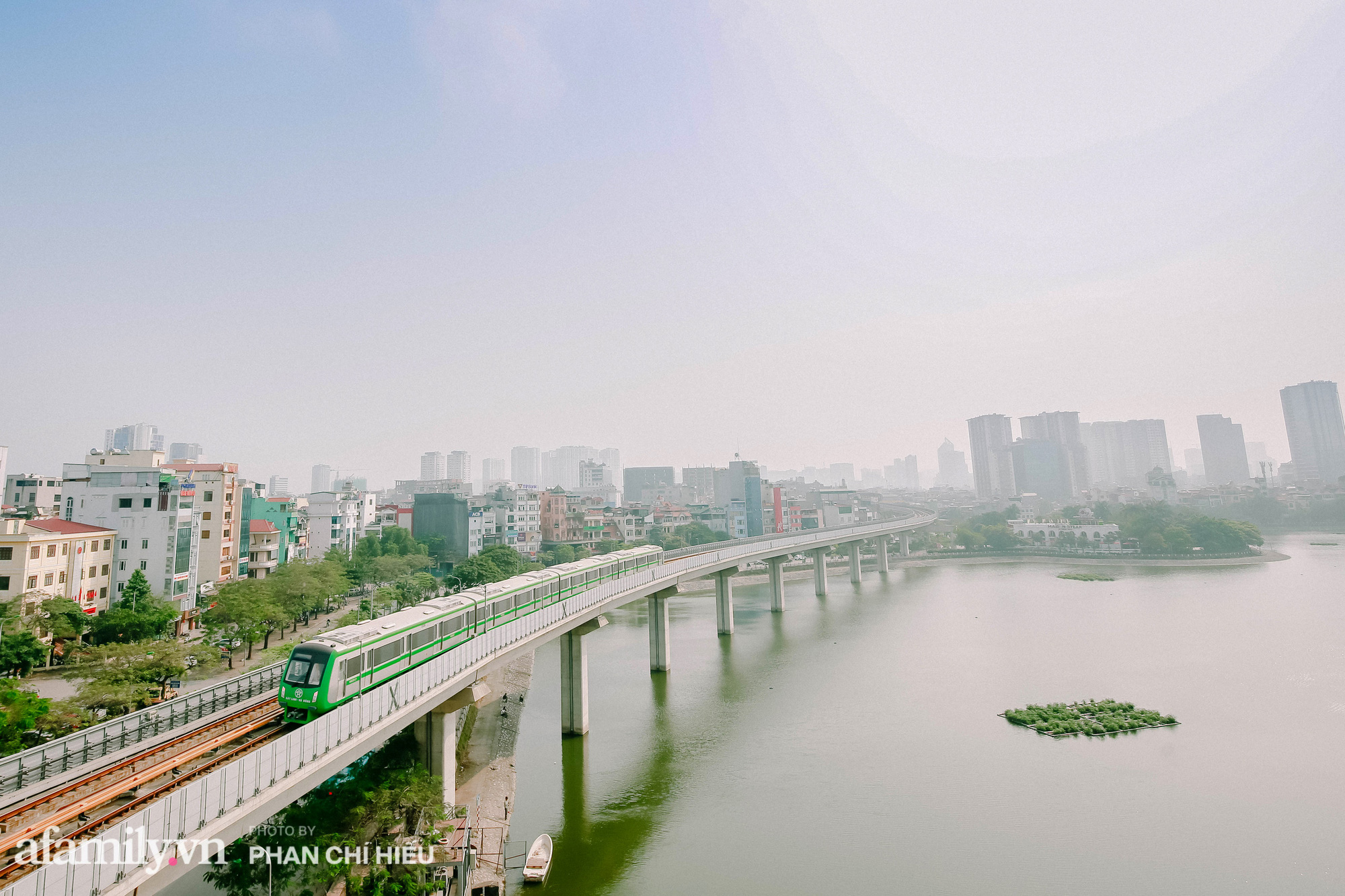 Tàu điện Cát Linh - Hà Đông hoạt động cũng là lúc người dân Hà Nội hành xử văn minh hơn khi tham gia phương tiện công cộng - Ảnh 1.